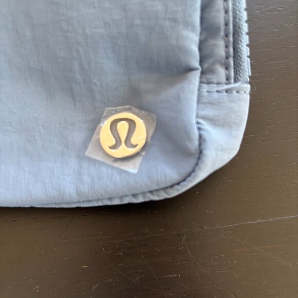 NWT Lululemon Everywhere Belt Bag 1L in Blue - Picture 2 of 4